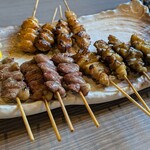 炭火焼鳥くわどり - 焼鳥　こころ(左)、ぼんじり(奥)、かわ(右)