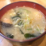 ファミリーすしガーデンハウス - あら汁110円にも大ぶりなシャケの切り身が