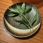 wine restaurant LE CONTE - 蓼　これだけでは刺激的な辛さがありますが、バジルソースと合わせたソースは素晴らしかったです。