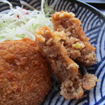 三崎「魚市場食堂」 - まぐろメンチ（断面）