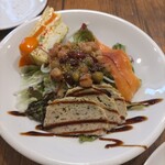 Tartaruga - 前菜ごちゃ混ぜサラダ(彩り野菜の卵焼き・スモークサーモン・豆マリネ・ガランティーヌ)