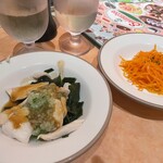 サイゼリヤ  トナリエ四日市店 - 蒸し鶏香味ソース、キャロットラペ