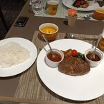 ザ ダイニング - メインのハンバーグ、ライス、スープ