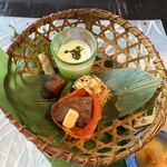 望楼NOGUCHI函館 - 歓迎の一皿「うすい豆の擦り流し」、焼きとうもろこしの胡麻豆腐」、「牛ほほ肉の生ハム仕立て」、「しし唐のマグロ鋳込み」、「ミズダコのフリット」