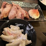 ごえん - 鶏ササミの一夜干し、手前はお通しマカロニサラダ