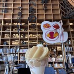 モリコーネ - 桃パフェと図書館の食品分野の書籍コーナー