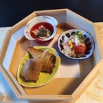 翁 本家 - 蟹料理3種盛り合わせ（蟹と蟹味噌のとも酢、トマト蟹サラダ、蟹春巻）