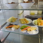 お食事処江戸一 - おかずの陳列棚