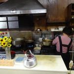 お食事処江戸一 - 可愛い花や清潔な店内