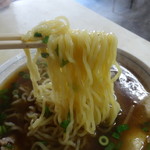 お食事処江戸一 - 製麺は縮れ麺、色素くちなし