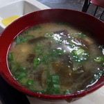 お食事処江戸一 - 味噌汁はおふくろの味、具だくさんでめちゃ美味しい♪(^_-)-☆