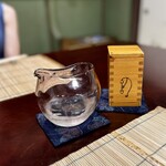 美加登家 - 普通の徳利と、杉徳利とでいただきましたが、杉徳利の方は不思議とフルーティーに感じられます。
      苦うるかには、この杉バージョンが良く合います。