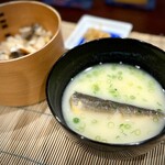 美加登家 - そして鮎づくしの最後は、白味噌仕立て。
      白味噌の柔らかい甘さで、優しく終着ですね。