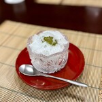 美加登家 - 青梅を崩して、氷と混ぜながらいただきます。
      夏らしい清々しさで、ごちそうさまでした。