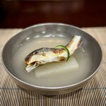 美加登家 - 鮎と冬瓜のお椀。
      焼きの香ばしさと、冬瓜の静かな味わい、そのコントラストが楽しめます。
      それを優しく支える、鮎の吸い地もいい。