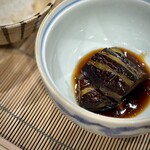 美加登家 - 生うるか茄子。
      鮮度のある生うるかは、不思議と苦味というよりも旨味のアクセントになる感じ。
      タレは蒲焼きのような甘さがあるので、ご飯との相性が完璧(^^)
      こちらも好みの一皿。