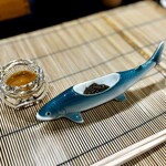 美加登家 - 海鼠腸と、苦うるか。
      うるか、こんなに苦かったっけ？（笑）
      こりゃあ、お酒なしにはいただけませんね(^^)
      そのお酒、「平家の里」が土地のお酒だそうで、それを杉徳利でいただくと、良く合います。