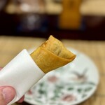 美加登家 - これも傑作！鮎の春巻きです。
      まず、うるか味噌のコクと苦味、その後に実山椒の刺激が来るように巻かれていて、後味がしつこくなりません。
      食べる順番を間違えないよう、手でいただく工夫もお見事です♪