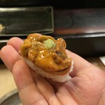 能登寿司 - うに　なぜか指がふやけてる