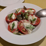 オステリア・ろじえ - サラダはカプレーゼ（1,200円）。甘いトマトとモッツアレラチーズは食べ応えのあるカット