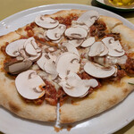 オステリア・ろじえ - マッシュルームとアンチョビのピザ（1,500円くらい）。アンチョビは主役にも引き立て役にもなれる最高の食材ですね！