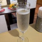 オステリア・ろじえ - まずはスパークリングワイン（750円）で乾杯！ 冷えていて美味でーす！