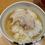 らーめん かねかつ - ごはんにチャーシューとスープを投入♪