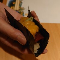 六本木きんめ鮨 - 老舗海苔店の極上海苔を使った本鮪 赤身漬けと白雲丹の手巻き