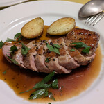 オステリア・ろじえ - ハンガリー産鴨のローストペッパーソース（2,480円）。ほんのり甘みのある優しいソース、食べ応えのあるカットにもかかわらずやわらかい鴨。みんなで目を閉じて味わいました