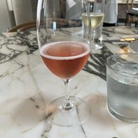 THE APOLLO - 飲みやすいスパークリングワイン(手間がロゼ、奥に白)