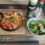 Life's Lounge cafe - 昔ながらの鉄板ナポリタン　サラダ付き　税込500円　最近は店によっては付いてこない粉チーズが付いて来るのは嬉しい