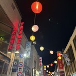 酒場ニホレモ - 純情商店街ロータリー付近。祭りのあとの提灯