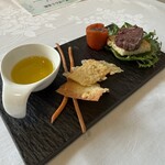 カステロ ヌォーボ - 1皿目はじめの一皿
      ・スッポンの血を使った鹿肉のブーダンノワール
      ・鹿肉を詰めたペペロナータ
      ・グリッシーニ