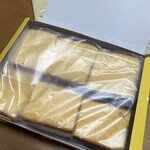 異人堂 - 料理写真:切カステラ を 開けたところ