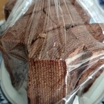 下町バームクーヘン - ずっしり重いチョコレートバームクーヘン500円✨