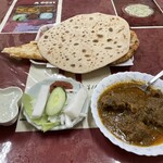 パクカレーレストラン - ナンを一口食べたところでチャパティ到着
