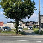 パクカレーレストラン - 道反対の駐車場。入口右に電柱、左に縁石の難関。