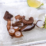 うを徳 - 2025.8 明石産真蛸お造り（身は薄造り、皮と吸盤は湯引き）