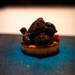 カンテサンス - ・ブラックチェリー / ザクロのケーキ