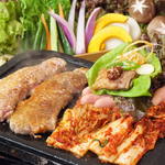 h Hanuri - サムギョプサルは肉質だけでは美味しくなりません。本格仕込みの焼キムチ、ネギ和え、サムジャン◎