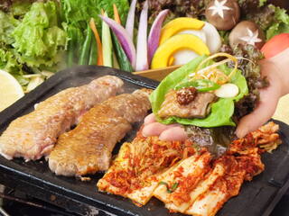 Hanuri - サムギョプサルは肉質だけでは美味しくなりません。本格仕込みの焼キムチ、ネギ和え、サムジャン◎