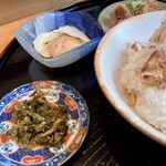 酒-LABO YAMADA - ・おかかご飯　温かいご飯にかつおぶしが踊っています。
      ・温泉玉子　途中からオンザライスにしました。
      ・漬物　高菜