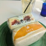 TATOMIYA - 料理写真:無花果とマンゴーのフルーツサンド