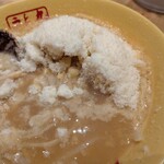 九十九ラーメン - 中にはコーンごたっぷり！