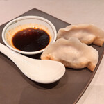 中国飯店 富麗華 - 肉汁たっぷり焼き餃子