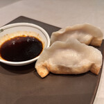 中国飯店 富麗華 - 肉汁たっぷり焼き餃子