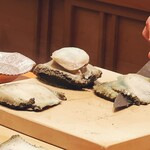 佐たけ - スッポン出汁の餡にからみやすいよう、薄目に斬り付けます