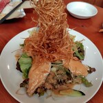 魚火 - フライドオニオン＋鶏肉のサラダ