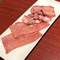 焼肉冷麺 ユッチャン 北新地店 - タン３種盛り