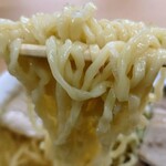 坂内食堂 - 中太縮れ麺。